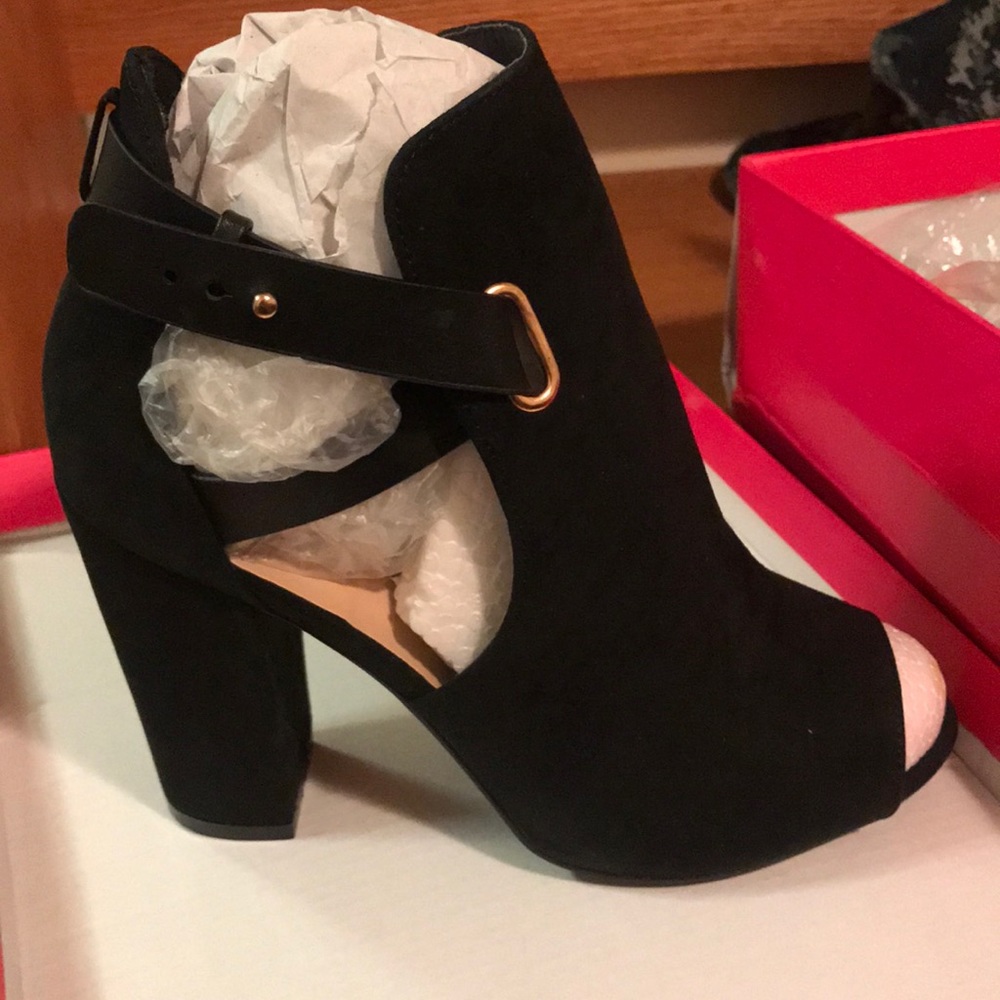Ankle heels black strappy